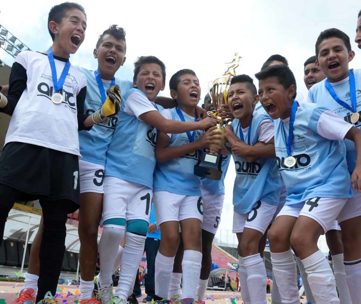 Sporting King se adjudic&oacute; ayer la Copa de los Guambras tras vencer 8-1 a Caupicho. Los campeones ganaron los 11 partidos que disputaron, marcaron 84 goles y recibieron apenas. Foto: &Aacute;lvaro P&eacute;rez / El Tel&eacute;grafo.