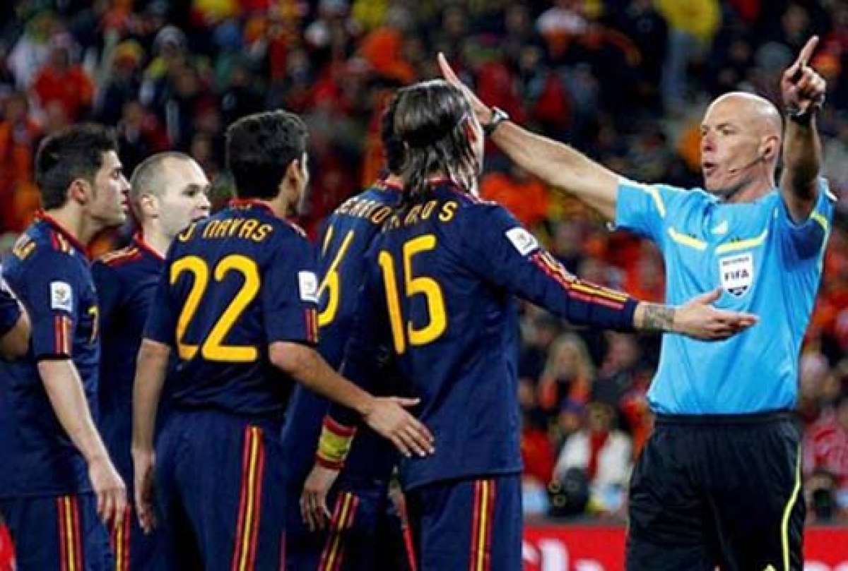 Howard Webb (d.) fue duramente criticado por su arbitraje en la final de la Copa del Mundo Sud&aacute;frica 2010. Foto: Archivo