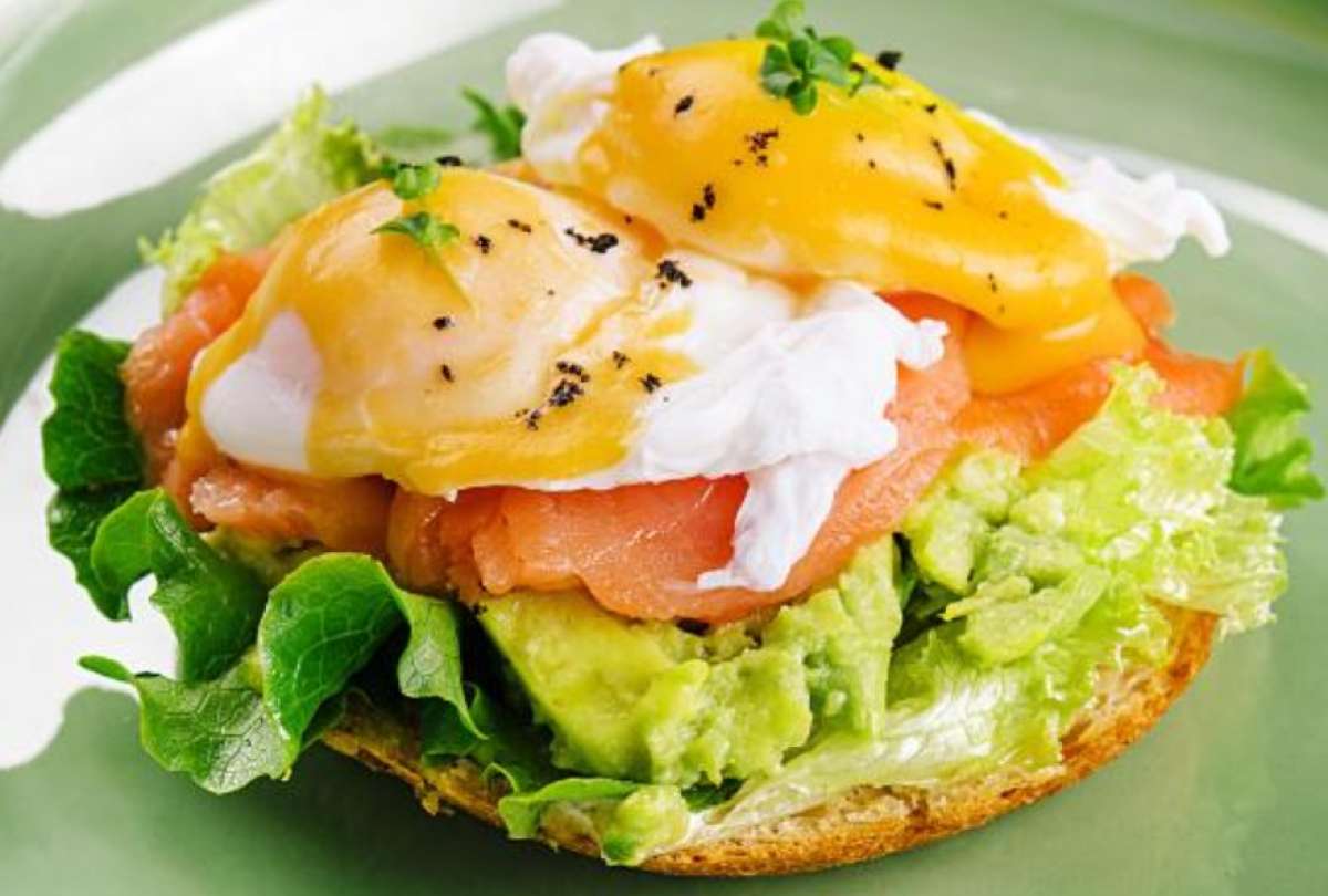 Neurólogos y nutricionistas destacan que un desayuno rico en proteínas, grasas saludables y vitaminas puede mejorar la concentración, la memoria y la salud cerebral a largo plazo.