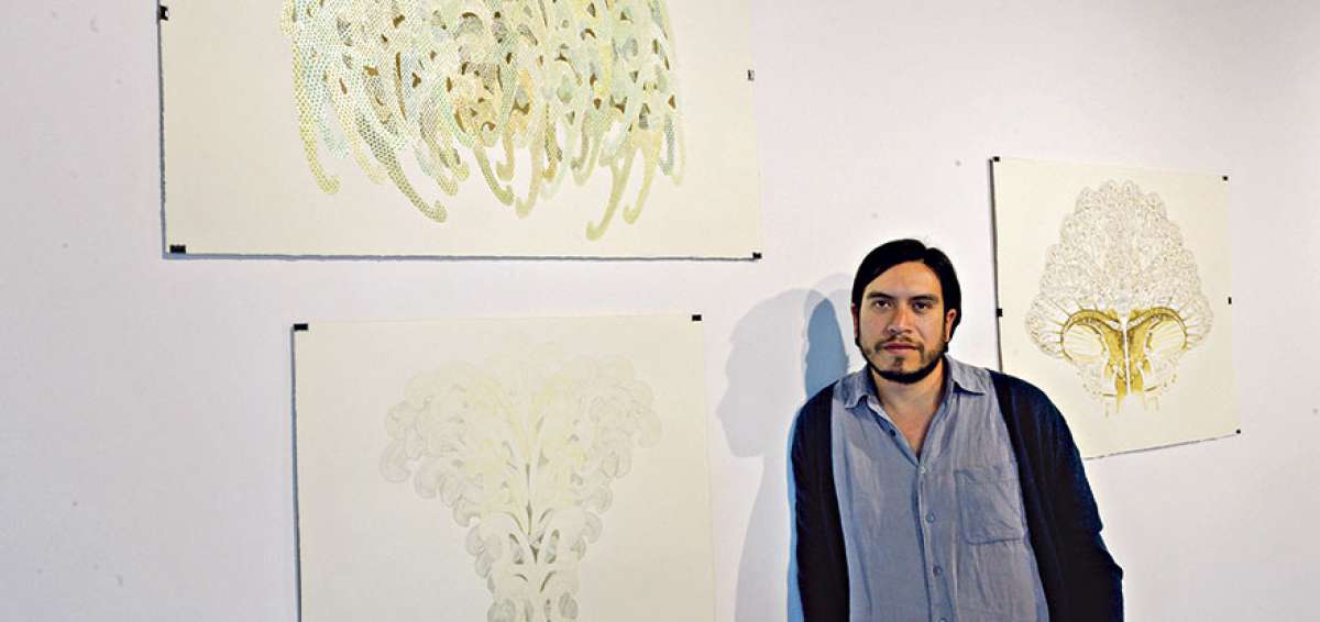 Patricio Dalgo junto a su serie Organismos, en la que pueden apreciarse formas como las de una medusa o un hongo dibujadas con curv&iacute;grafo.       