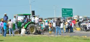 Los productores atravesaron maquinaria pesada para bloquear las v&iacute;as en cuatro puntos de la provincia, que es la principal zona productora de arroz.