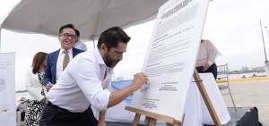 El ministro de Producci&oacute;n, Comercio Exterior y Pesca, Iv&aacute;n Ontaneda, rubrica el acuerdo de cooperaci&oacute;n para el sector pesquero artesanal.