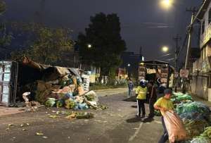 Un camión que transportaba plátano verde volcó en la avenida Maldonado y Borbón. La carga quedó esparcida en la vía y hay cierres viales.