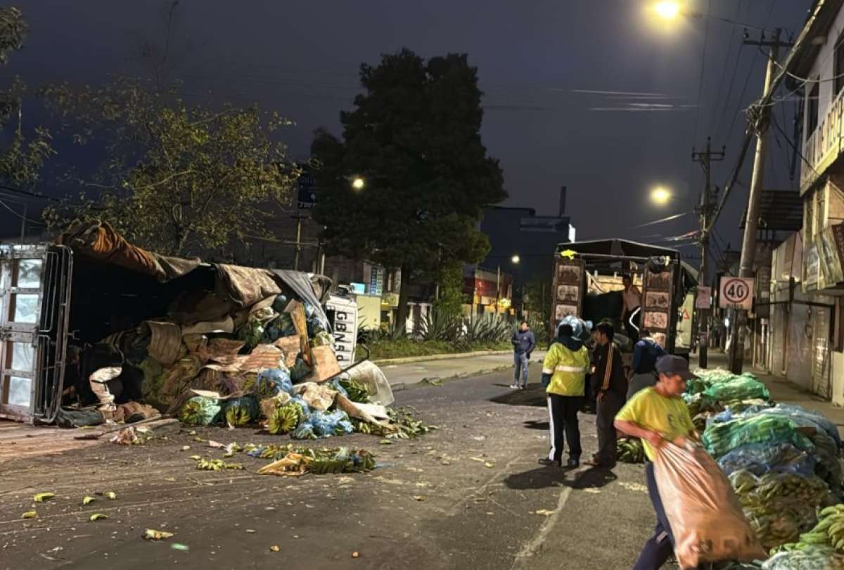 Un camión que transportaba plátano verde volcó en la avenida Maldonado y Borbón. La carga quedó esparcida en la vía y hay cierres viales.