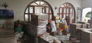 El ingreso a la embajada de Ecuador en M&eacute;xico est&aacute; repleto de donaciones hechas por gobiernos locales, organizaciones, empresas y personas naturales.