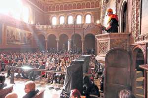Docentes y estudiantes se congregaron en el auditorio de la Universidad de Barcelona para escuchar la intervenci&oacute;n del presidente Correa. Foto: Cortes&iacute;a Presidencia de la Rep&uacute;blica.