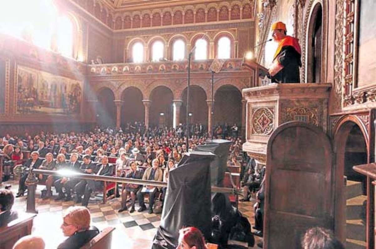 Docentes y estudiantes se congregaron en el auditorio de la Universidad de Barcelona para escuchar la intervenci&oacute;n del presidente Correa. Foto: Cortes&iacute;a Presidencia de la Rep&uacute;blica.
