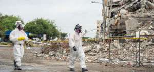 Con trajes especiales y protegidos con mascarillas, los expertos en el retiro de material t&oacute;xico sacaron los productos en estado de putrefacci&oacute;n del mercado que est&aacute; en el sector de Tarqui.