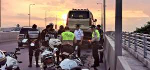 El uniformado de la CTE pidi&oacute; ayuda de la Polic&iacute;a tras sufrir el percance.