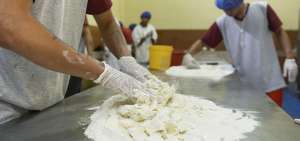Los menores trabajan en la panader&iacute;a del CAI de Guayaquil. Dependiendo de la necesidad y el material preparan entre 100 y 300 panes diarios.