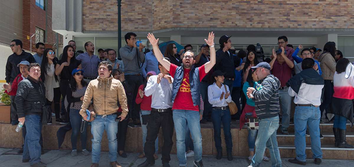 Docentes y estudiantes de la Universidad Nacional de Loja protestan afuera del Consejo de Educaci&oacute;n Superior. 