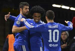 Diego Costa, William (c) y Hazard celebran el segundo tanto al Oporto. Foto: AFP