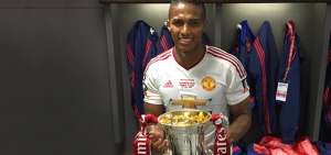 Antonio Valencia, en el camerino del estadio Wembley, posa con el trofeo de la FA Cup. La imagen la subi&oacute; el s&aacute;bado, a su cuenta de la red social Twitter.