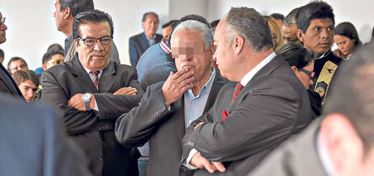 Marco Freire (izq.), abogado de Pedro V.; Luis Ch. (centro) y Ra&uacute;l Rodr&iacute;guez (der.), abogado de Hugo M.