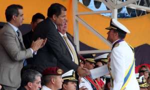 El presidente Rafael Correa saluda al vicealmirante Luis Jaramillo Arias, que hoy dej&oacute; la Comandancia General de la Marina. Foto: Presidencia de la Rep&uacute;blica