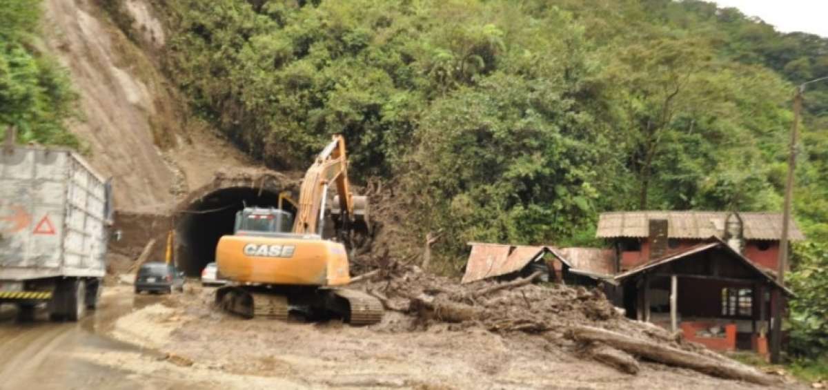 La Secretar&iacute;a de Gesti&oacute;n de Riegos recorre la v&iacute;a Ba&ntilde;os-Puyo, por el tramo de las parroquias R&iacute;o Verde y R&iacute;o Negro, evaluando estado de los deslizamientos generados por las lluvias.