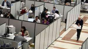 Los servidores y obreros del sector p&uacute;blico reciben un estipendio por un trabajo institucional fuera de la ciudad. Foto: Internet