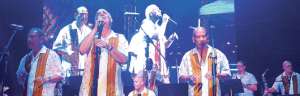 Los integrantes de la agrupaci&oacute;n El Gran Combo de Puerto Rico se presentaron a la medianoche y cantaron todos sus &eacute;xitos, aunque les falt&oacute; Ojitos chinos. Foto: Carina Acosta / El Tel&eacute;grafo.