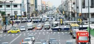En la av. Quito se registran quejas por los congestionamientos causados por los recorridos a pie. 