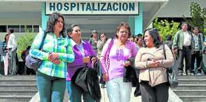 Genoveva Ortega (segunda derecha) acude al hospital a diario. Familiares y amigos la acompa&ntilde;an. Foto: Miguel Jim&eacute;nez/ El Tel&eacute;grafo