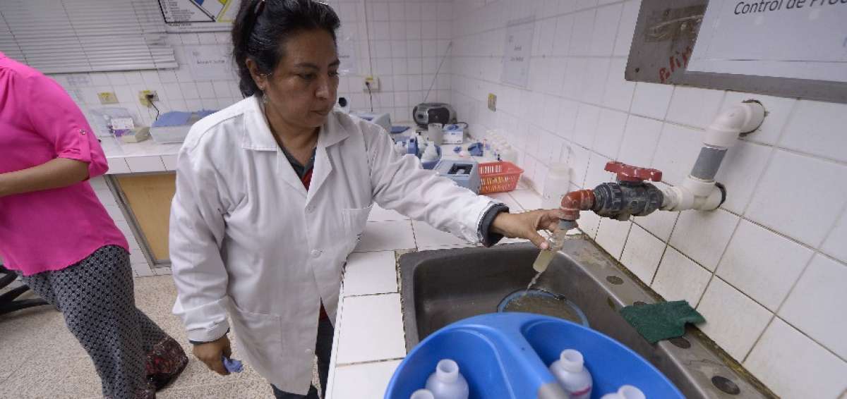 Personal de Interagua toma muestras para medir el nivel de sedimentos presentes en el l&iacute;quido.