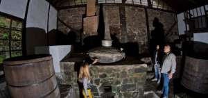 El alambique, los barriles de madera y las chimeneas de ladrillo a&uacute;n se conservan en perfecto estado en un trapiche centenario, ubicado en la antigua hacienda San Vicente.