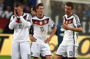 Jugadores alemanes se lamentan tras recibir el gol al &uacute;ltimo minuto. Foto: AFP