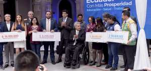El presidente de la Rep&uacute;blica, Len&iacute;n Moreno (centro), entreg&oacute; simb&oacute;licamente los recursos en un acto en Quito.