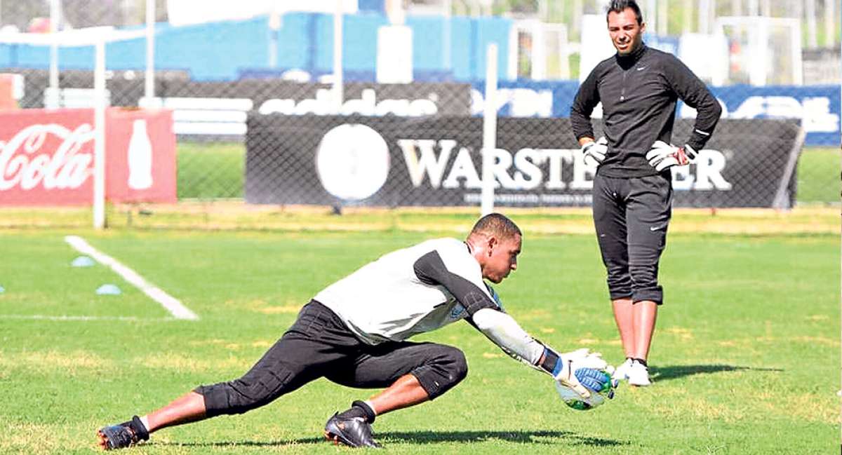 De pie Esteban Dreer observa los ejercicios de su compa&ntilde;ero, Cristian Arana, durante la pretemporada 2014 que Emelec realiz&oacute; en Buenos Aires (Argentina). Foto: Archivo