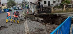 Personal a cargo realiza mantenimiento en la zona afectada en el sector Cochapamba.