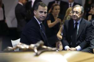 El rey Felipe VI se hizo presente en el palco de honor del Real Madrid donde estaba la capilla ardiente en honor a Alfredo Di St&eacute;fano. Foto: EFE