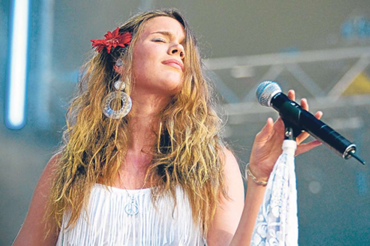 Joss Stone, reconocida por su fuerte y emocional voz mezzosoprano, envi&oacute; un mensaje en video confirmando su participaci&oacute;n en el festival. Foto: Internet