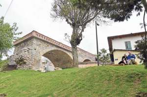Este puente fue testigo de la tragedia registrada la noche del 3 de abril de 1950, en Cuenca, cuando el r&iacute;o Tomebamba se desbord&oacute; por la intensidad de las lluvias registradas en El Cajas. Desde ah&iacute; se lo conoce como el Puente Roto. Foto: Jos&eacute; Llivisaca