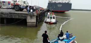 Personal del Ministerio del Ambiente coloc&oacute; barreras de contenci&oacute;n con el objetivo de evitar que el hidrocarburo se dispersara en el mar.