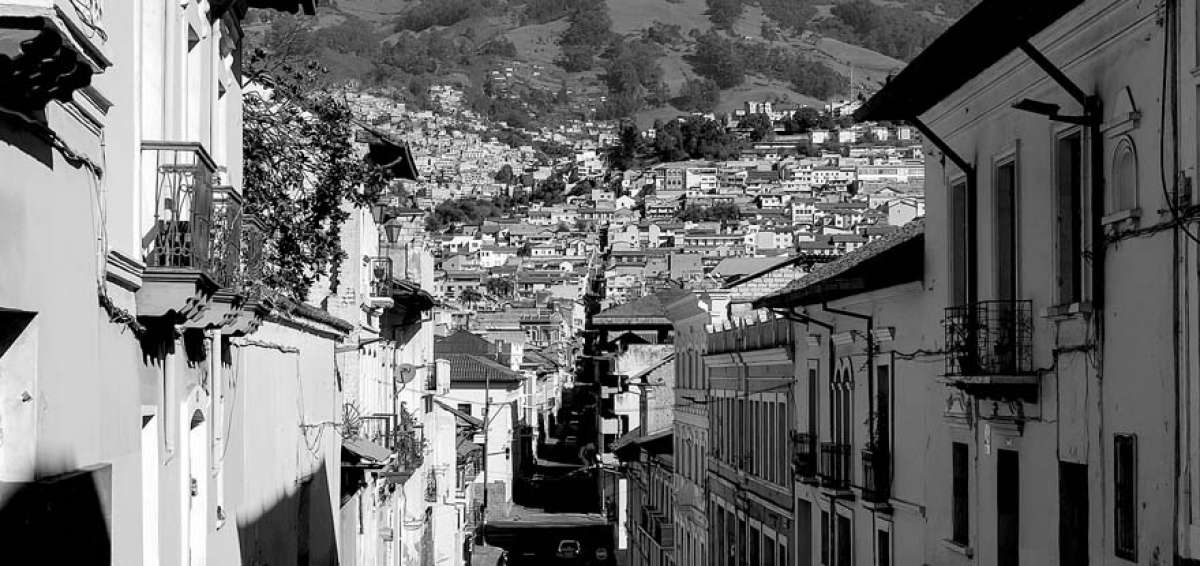 Desde la calle Esmeraldas, en pleno Centro Hist&oacute;rico de la capital, se ven avenidas y veredas casi vac&iacute;as, locales cerrados y un cielo m&aacute;s limpio.