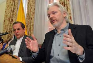 Julian Assange y el canciller ecuatoriano Pati&ntilde;o ofrecieron hoy una rueda de prensa conjunta en ocasi&oacute;n del segundo aniversario del asilo pol&iacute;tico que Ecuador otorg&oacute; al activista, en agosto de 2012. Foto: AFP