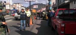 En tres puntos de conflicto de Riobamba se ubicaron funcionarios p&uacute;blicos y municipales con el apoyo de polic&iacute;as y militares para revisi&oacute;n de papeles.