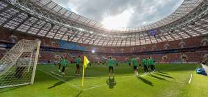 Jugadores de Arabia Saudita realizan trabajos t&aacute;cticos bajo las &oacute;rdenes de Juan Antonio Pizzi, en el estadio de Luzhniki, en Mosc&uacute;.