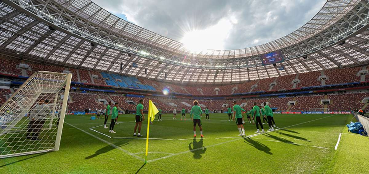 Jugadores de Arabia Saudita realizan trabajos t&aacute;cticos bajo las &oacute;rdenes de Juan Antonio Pizzi, en el estadio de Luzhniki, en Mosc&uacute;.