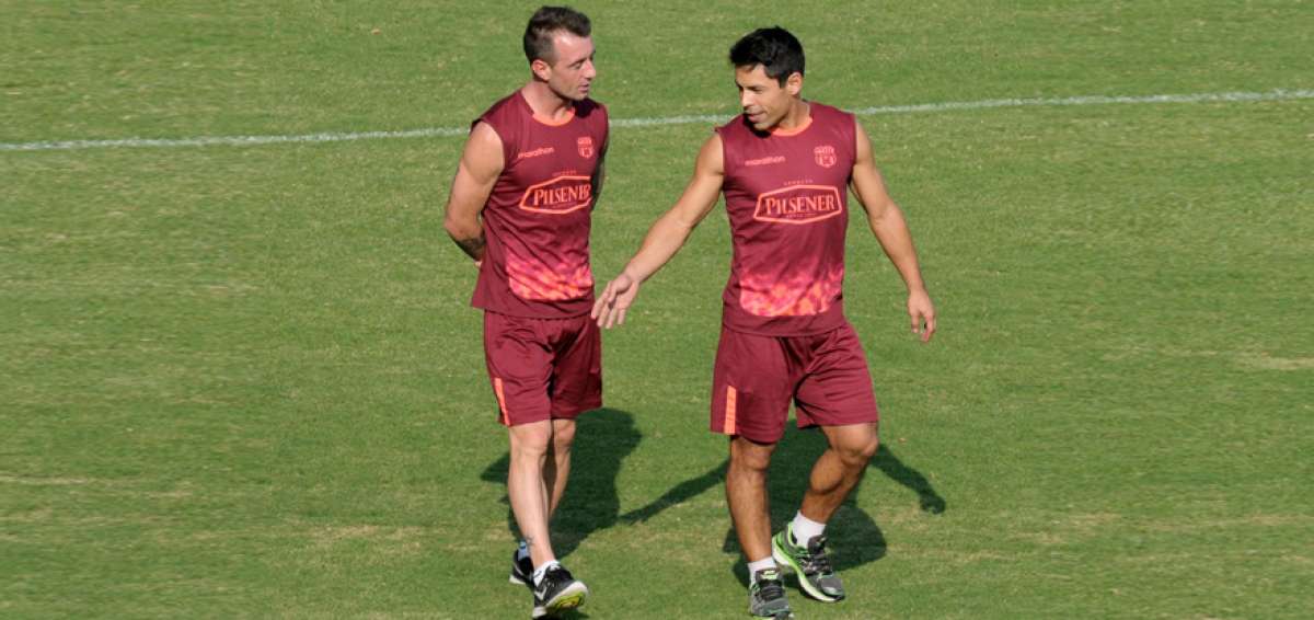 Dami&aacute;n D&iacute;az (iz.) y Mat&iacute;as Oyola liderar&aacute;n el mediocampo de Barcelona,  ante Mushuc Runa.  