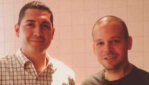 Cantante de Calle 13 comparte brindis con seguidor al que golpe&oacute;