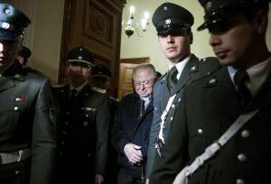 Karadima declar&oacute; por unas dos horas en la Corte de Apelaciones de Santiago y sali&oacute; sin hacer declaraciones. Foto: AFP