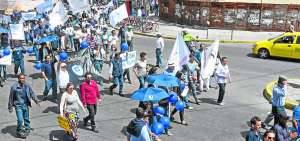 Directivos y trabajadores de ambos centros de estudios superiores llevaron carteles al edificio de la Senescyt.