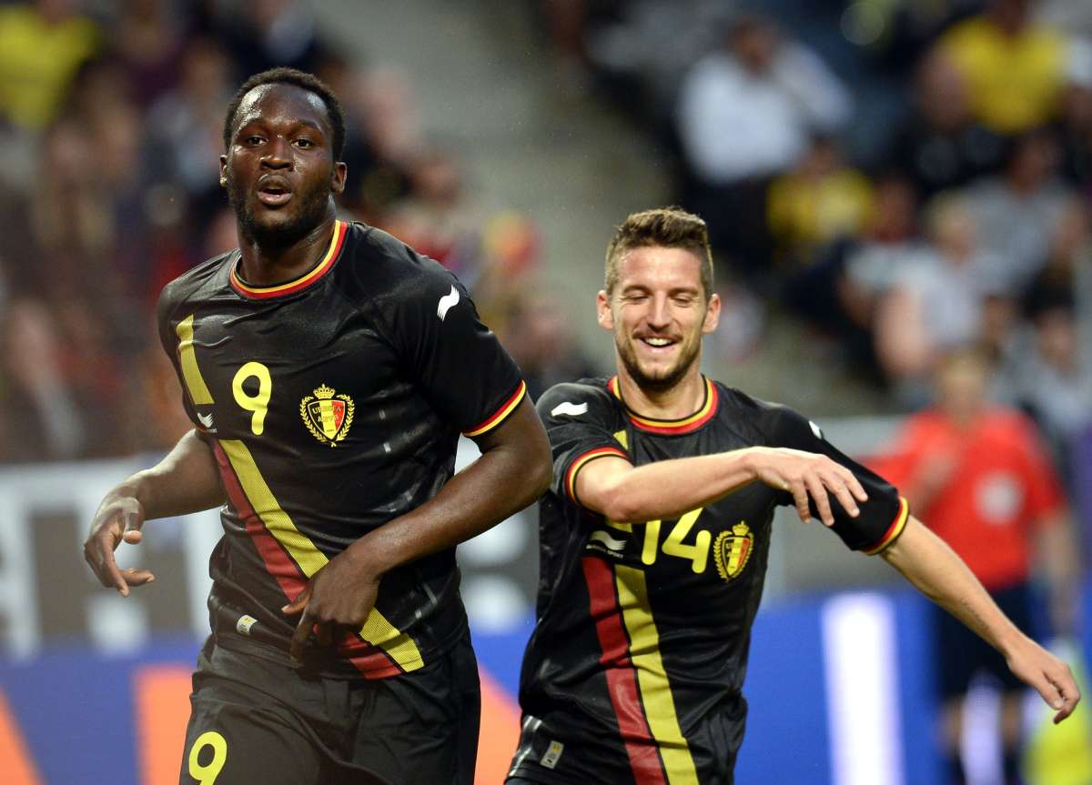 Romelu Lukaku (i.) festeja el primer gol de la selecci&oacute;n belga hoy ante Suecia. Foto: AFP