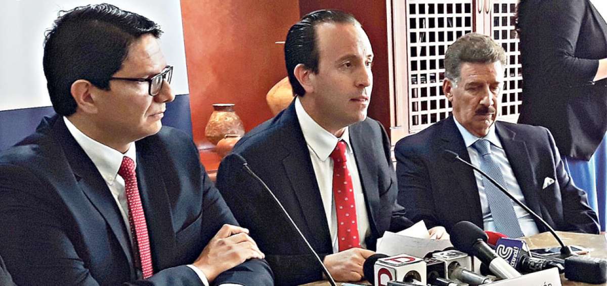 Patricio Alarc&oacute;n (centro), presidente del Comit&eacute; Empresarial Ecuatoriano, dijo que este tipo de actos genera inseguridad jur&iacute;dica en el pa&iacute;s.