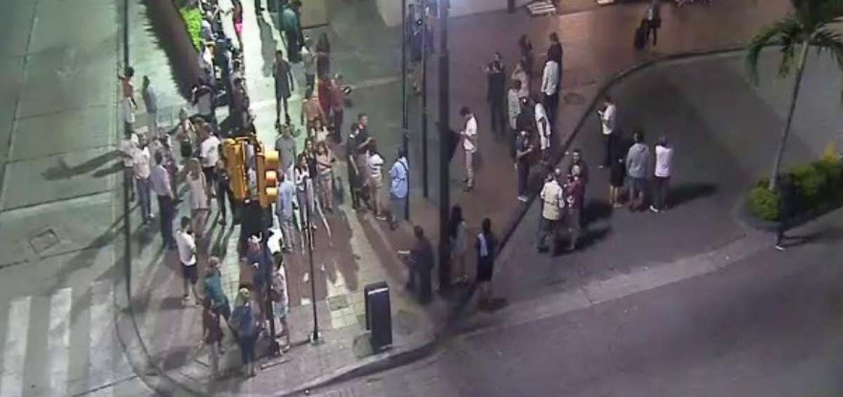  Varias personas salieron de edificios y viviendas en Guayaquil por los sismos presentados esta madrugada.
