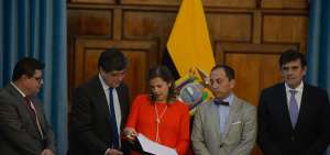 En la firma del convenio estuvieron presentes autoridades de los ministerios, representantes de Fundamedios y familiares del equipo de El Comercio.