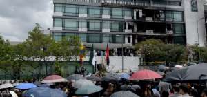 Autoridades miembros de la Funci&oacute;n de Transparencia izaron las banderas de Ecuador, Quito y la Contralor&iacute;a, en un acto simb&oacute;lico.