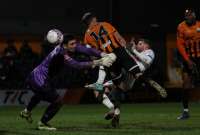 Futbolista anotó un gol con la mano en la FA Cup