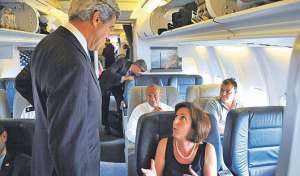 El secretario de Estado, John Kerry (izq.), dialoga con Roberta Jacobson (der.), durante un vuelo. Foto: Cortes&iacute;a